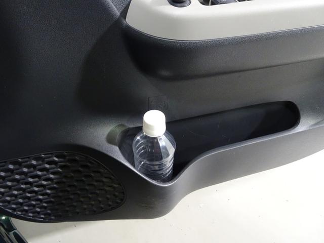 運転席ドアのドリンクホルダーと小物入れ。