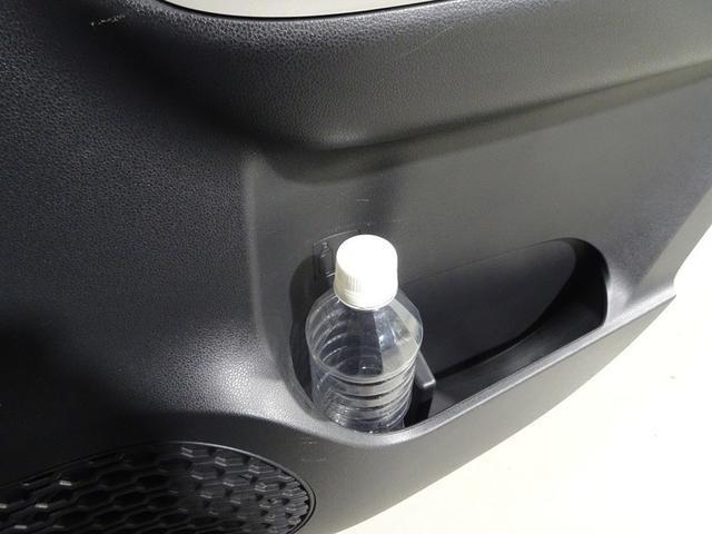 後席ドアのドリンクホルダーと小物入れです。