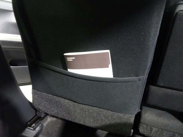 雑誌など収納しやすいシートバックポケット。