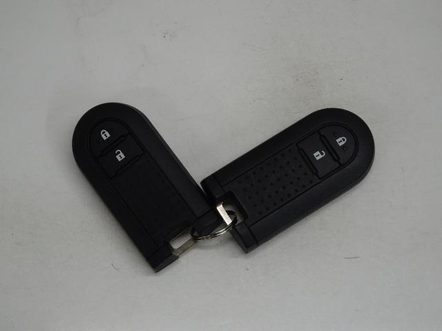 スマートキー。ポケットやバッグに入れたままでＯＫ！ドアの解錠施錠やエンジン始動がワンタッチ！