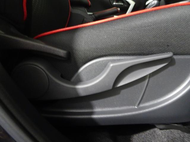 �^�]�ȃV�[�g�͏㉺�A�W���X�^�[�t���ŁA�œK�̃h���C�r���O�|�W�V�����ɍ��킹�₷���Ȃ��Ă��܂��B