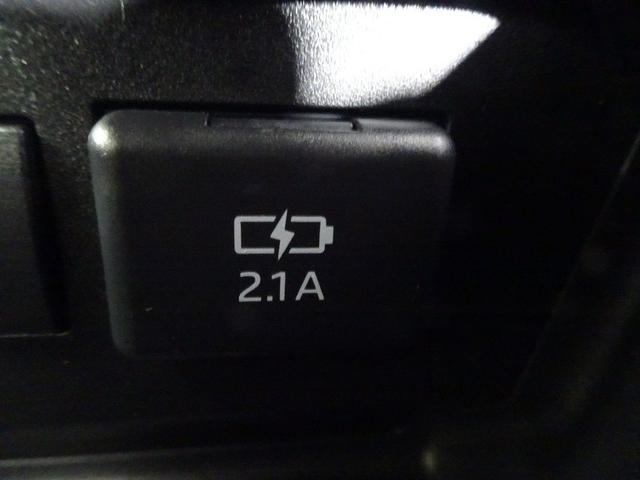 �֗��ȏ[�d�p�̂t�r�a�|�[�g�t���B�ԓ��ŃX�}�z�Ȃǂ̓d�q�@�킪�[�d�o���܂��B