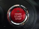 プッシュスタートシステムです。キーをバッグやポケットに入れたままで、ブレーキを踏んでボタンを押せばエンジン始動できます。