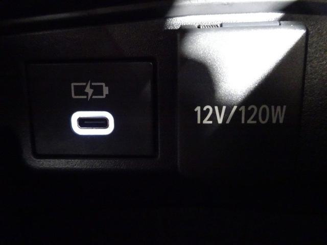 �[�d�p�̂t�r�a�|�[�g�t���B�ԓ��ŃX�}�z�Ȃǂ̓d�q�@�킪�[�d�o���܂��B