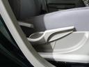 運転席シートは上下アジャスター付きで、最適のドライビングポジションに合わせやすくなっています。
