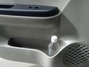 助手席パワーウィンドウスイッチ。その下にはドリンクホルダーと小物入れが付いています。