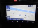 バック時の運転をサポートするバックガイドモニター付き。