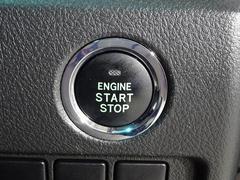 プッシュスタートシステムです。キーをバッグやポケットに入れたままで、ブレーキを踏んでボタンを押せばエンジン始動できます。 7