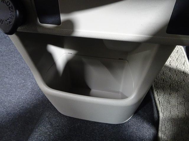 深さもあって使いやすいセンターロアボックス。