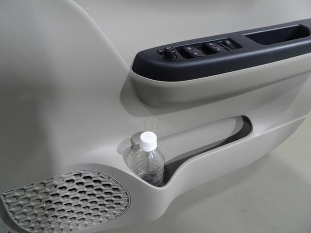 運転席ドアのドリンクホルダーと小物入れ。