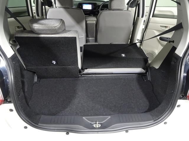 後席シートは左右分割可倒式なので、長さのある物など色々な荷物が積めます。