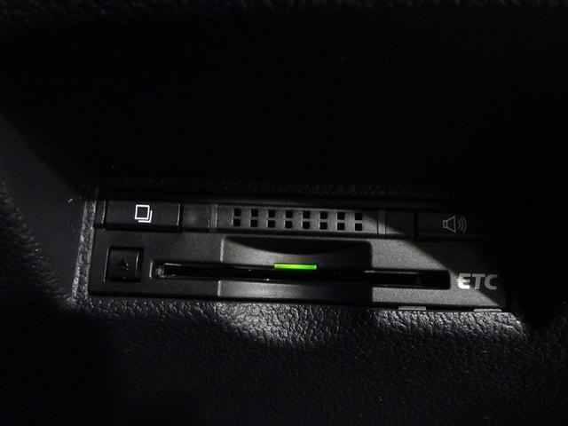 プリウス Ｓツーリングセレクション　フルセグ　メモリーナビ　バックカメラ　衝突被害軽減システム　オートマチックハイビーム　クルーズコントロール　ＥＴＣ　スマートキー　シートヒーター　ＬＥＤヘッドランプ　純正アルミ　合皮シート（12枚目）
