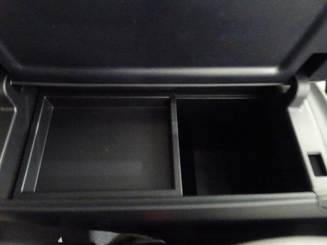 プリウス Ｓツーリングセレクション　フルセグ　メモリーナビ　バックカメラ　衝突被害軽減システム　オートマチックハイビーム　クルーズコントロール　ＥＴＣ　スマートキー　シートヒーター　ＬＥＤヘッドランプ　純正アルミ　合皮シート（42枚目）