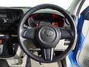 落ち着いた色遣いの運転席周り。飽きの来ないすっきりとしたデザイン。