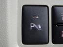 車庫入れの時などにお役立ちのコーナーセンサー付き!クルマの前後のセンサーで障害物を検知し、距離に応じて警告音を変えてお知らせをしてくれます。