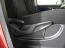 運転席シートは上下アジャスター付きで、最適のドライビングポジションに合わせやすくなっています。
