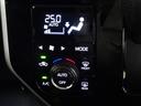 シーズンを通して車内を快適に、オートエアコン。