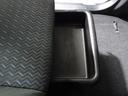 靴などを入れておくのに便利な助手席シート下の収納トレイ。