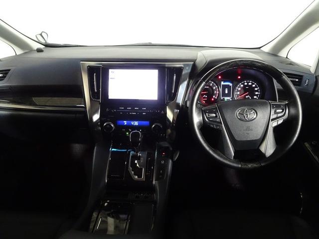 しっかりまとまった感のあるインパネ。各操作スイッチなども使いやすい位置に配置されています。