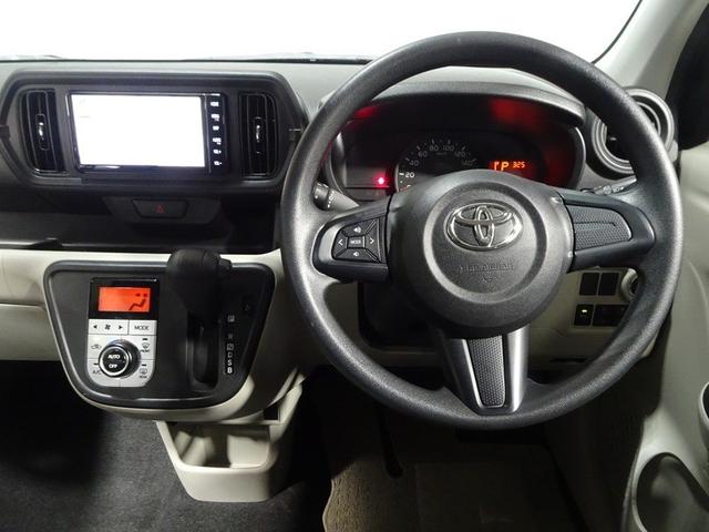 落ち着いた色遣いの運転席周り。飽きの来ないすっきりとしたデザイン。