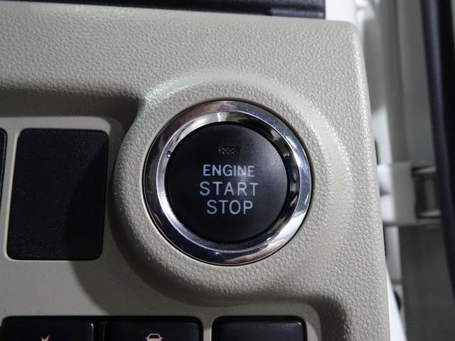プッシュスタートシステムです。キーをバッグやポケットに入れたままで、ブレーキを踏んでボタンを押せばエンジン始動できます。