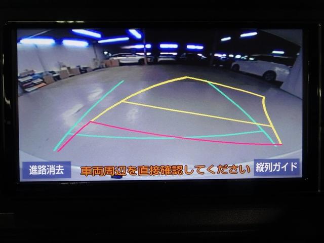 バック時の運転をサポートするバックガイドモニター付き。