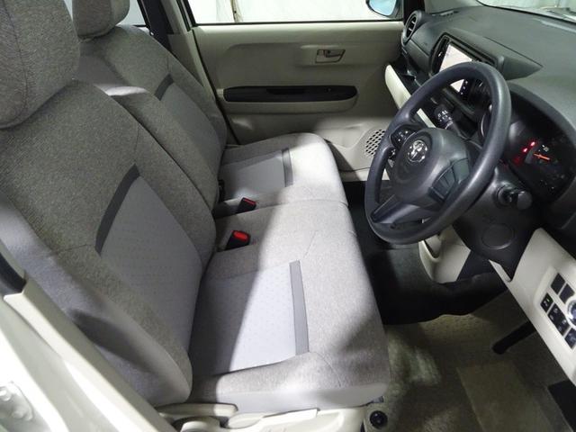 フロントシートはベンチシートで、助手席への移動も楽々。