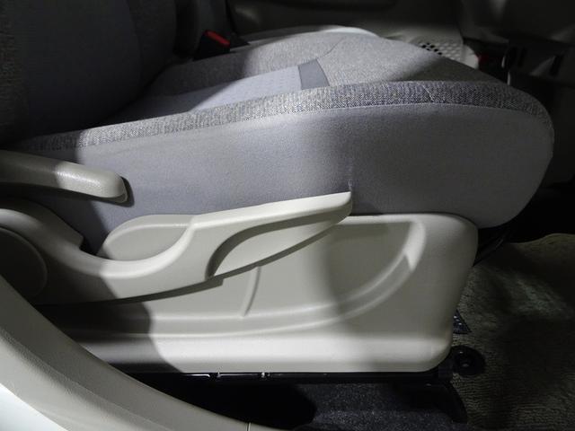 運転席シートは上下アジャスター付きで、最適のドライビングポジションに合わせやすくなっています。