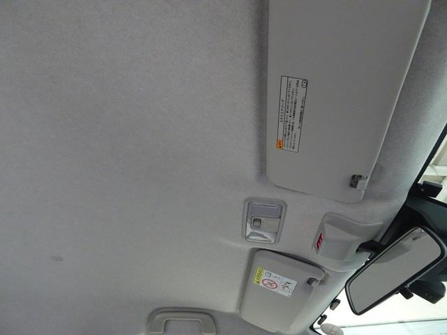 圧迫感のない天井が、車内をさらに広く感じさせてくれます。