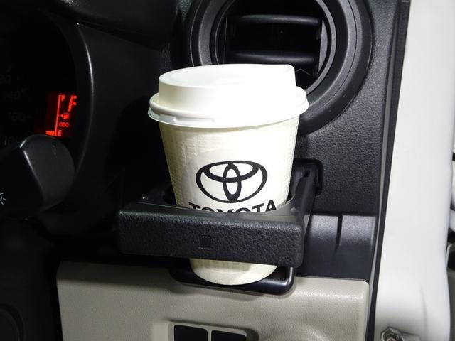運転席からすぐに手が届くカップホルダーです。