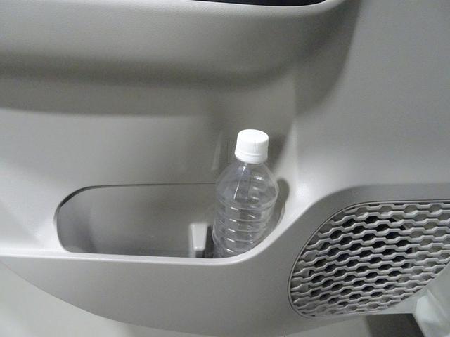 後席ドアのドリンクホルダーと小物入れ。