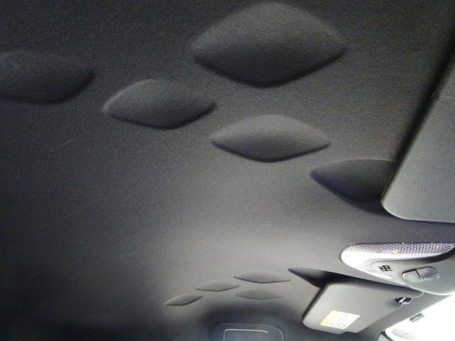 ���F���̍����A�i���O���[�^�[�ƁA�^�]�ɖ𗧂���\������}���`�C���t�H���[�V�����f�B�X�v���C�B