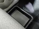 靴などを入れておくのに便利な助手席シート下の収納トレイ。