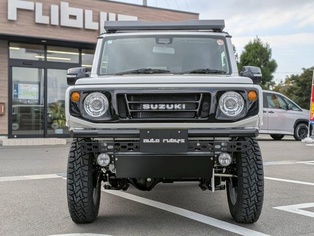 ジムニー ＸＣ　届出済未使用車　４型最終モデル　リフトアップ　ルーフラック付き　２２グリル　トーヨーオープンカントリーホワイトレタータイヤ　カスタム車　オートルビーズ仕様（3枚目）