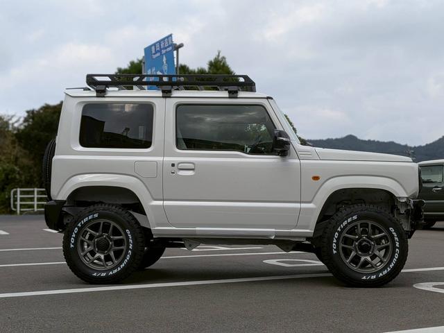 ジムニー ＸＣ　届出済未使用車　４型最終モデル　リフトアップ　ルーフラック付き　２２グリル　トーヨーオープンカントリーホワイトレタータイヤ　カスタム車　オートルビーズ仕様（4枚目）