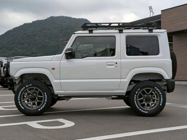ジムニー ＸＣ　届出済未使用車　４型最終モデル　リフトアップ　ルーフラック付き　２２グリル　トーヨーオープンカントリーホワイトレタータイヤ　カスタム車　オートルビーズ仕様（8枚目）