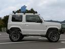 ジムニー ＸＣ　届出済未使用車　４型最終モデル　リフトアップ　ルーフラック付き　２２グリル　トーヨーオープンカントリーホワイトレタータイヤ　カスタム車　オートルビーズ仕様（4枚目）