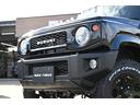 ジムニー XC 届出済未使用車 4型最終モデル リフトアップ 社外フロントグリル トーヨーオープンカントリー ホワイトレター カスタム車 ラモーン2 オートルビーズ仕様 中古車画像_4