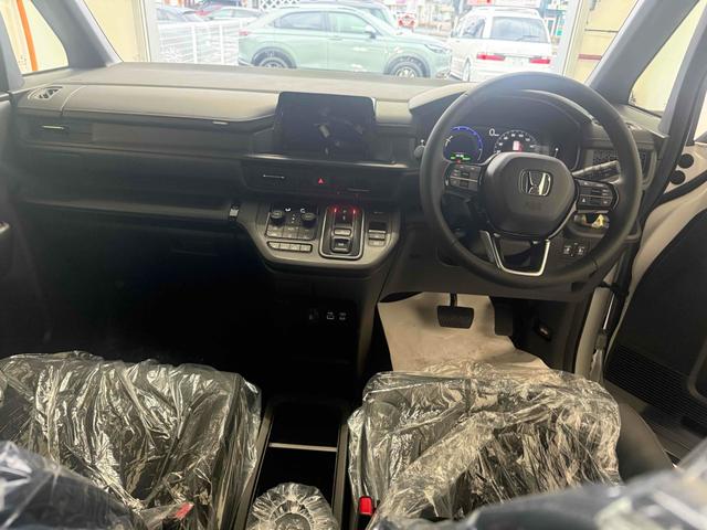 ステップワゴン ｅ：ＨＥＶスパーダ　オートクルーズコントロール　両側電動スライドドア　オートライト　スマートキー　シートヒーター　３列シート　ＣＶＴ　アルミホイール　ＵＳＢ　ＡＢＳ　ＥＳＣ　エアコン　パワーステアリング　パワーウィンドウ（2枚目）