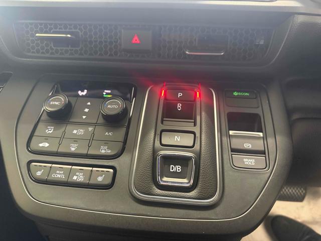 ステップワゴン ｅ：ＨＥＶスパーダ　オートクルーズコントロール　両側電動スライドドア　オートライト　スマートキー　シートヒーター　３列シート　ＣＶＴ　アルミホイール　ＵＳＢ　ＡＢＳ　ＥＳＣ　エアコン　パワーステアリング　パワーウィンドウ（3枚目）