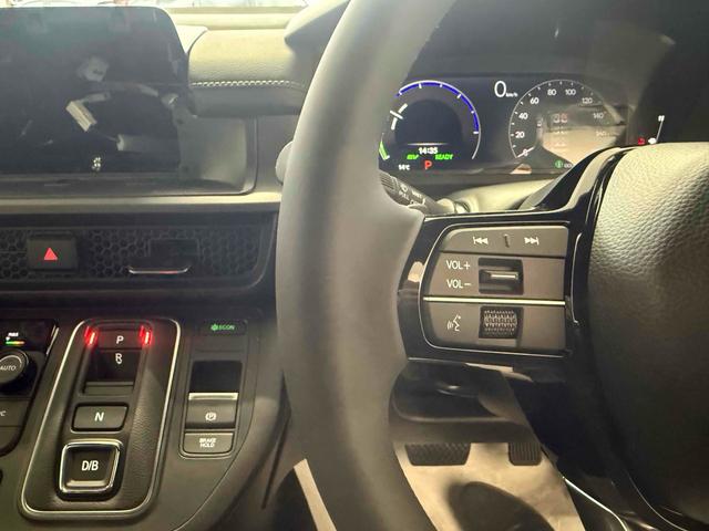 ステップワゴン ｅ：ＨＥＶスパーダ　オートクルーズコントロール　両側電動スライドドア　オートライト　スマートキー　シートヒーター　３列シート　ＣＶＴ　アルミホイール　ＵＳＢ　ＡＢＳ　ＥＳＣ　エアコン　パワーステアリング　パワーウィンドウ（4枚目）