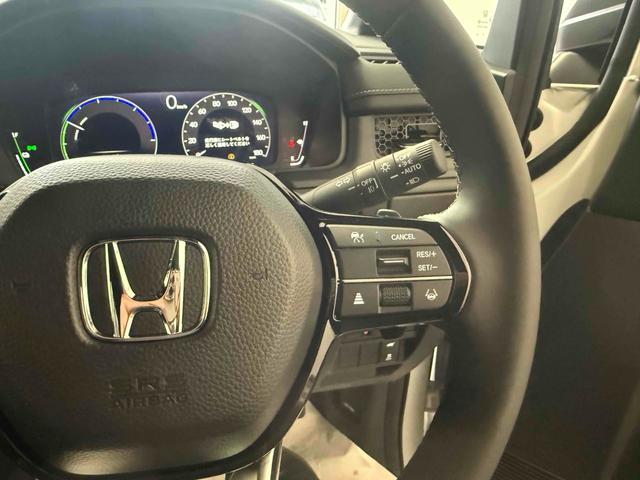 ステップワゴン ｅ：ＨＥＶスパーダ　オートクルーズコントロール　両側電動スライドドア　オートライト　スマートキー　シートヒーター　３列シート　ＣＶＴ　アルミホイール　ＵＳＢ　ＡＢＳ　ＥＳＣ　エアコン　パワーステアリング　パワーウィンドウ（5枚目）