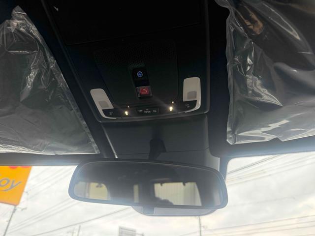 ステップワゴン ｅ：ＨＥＶスパーダ　オートクルーズコントロール　両側電動スライドドア　オートライト　スマートキー　シートヒーター　３列シート　ＣＶＴ　アルミホイール　ＵＳＢ　ＡＢＳ　ＥＳＣ　エアコン　パワーステアリング　パワーウィンドウ（11枚目）