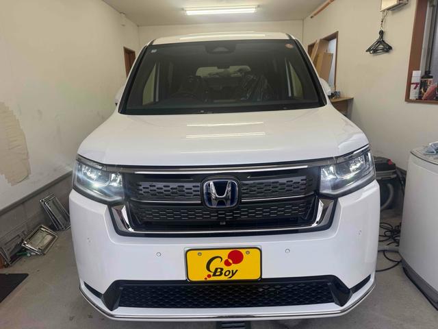 ステップワゴン ｅ：ＨＥＶスパーダ　オートクルーズコントロール　両側電動スライドドア　オートライト　スマートキー　シートヒーター　３列シート　ＣＶＴ　アルミホイール　ＵＳＢ　ＡＢＳ　ＥＳＣ　エアコン　パワーステアリング　パワーウィンドウ（12枚目）