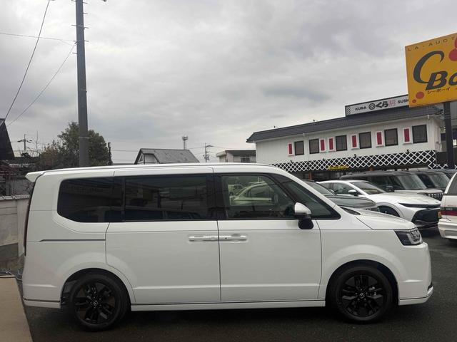 ステップワゴン ｅ：ＨＥＶスパーダ　オートクルーズコントロール　両側電動スライドドア　オートライト　スマートキー　シートヒーター　３列シート　ＣＶＴ　アルミホイール　ＵＳＢ　ＡＢＳ　ＥＳＣ　エアコン　パワーステアリング　パワーウィンドウ（14枚目）