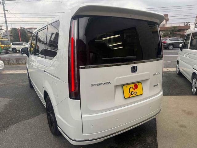 ステップワゴン ｅ：ＨＥＶスパーダ　オートクルーズコントロール　両側電動スライドドア　オートライト　スマートキー　シートヒーター　３列シート　ＣＶＴ　アルミホイール　ＵＳＢ　ＡＢＳ　ＥＳＣ　エアコン　パワーステアリング　パワーウィンドウ（18枚目）