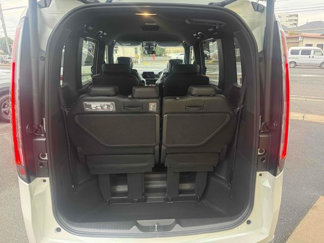 ステップワゴン ｅ：ＨＥＶスパーダ　オートクルーズコントロール　両側電動スライドドア　オートライト　スマートキー　シートヒーター　３列シート　ＣＶＴ　アルミホイール　ＵＳＢ　ＡＢＳ　ＥＳＣ　エアコン　パワーステアリング　パワーウィンドウ（19枚目）