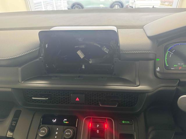 ステップワゴン ｅ：ＨＥＶスパーダ　オートクルーズコントロール　両側電動スライドドア　オートライト　スマートキー　シートヒーター　３列シート　ＣＶＴ　アルミホイール　ＵＳＢ　ＡＢＳ　ＥＳＣ　エアコン　パワーステアリング　パワーウィンドウ（26枚目）