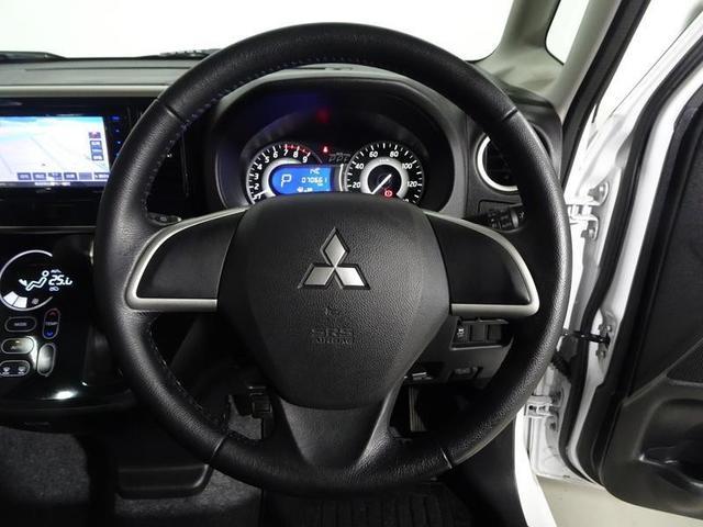 落ち着いた色遣いの運転席周り。飽きの来ないすっきりとしたデザイン。