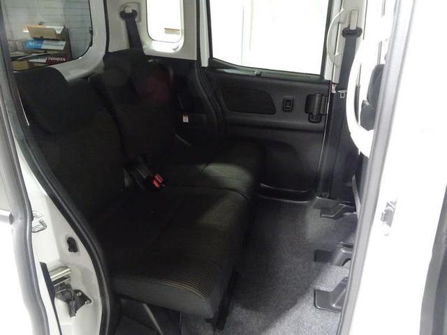 後部座席も足元スペースはしっかり確保されて、ゆとりの広さ。